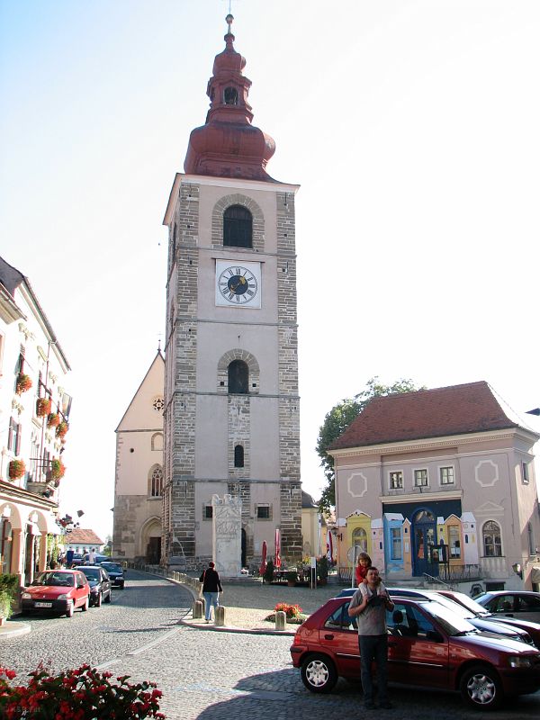 Ptuj – Slovenski trg. Widoczna wieża miejska, pomnik Orfeusza, teatr miejski i kościół św. Jerzego