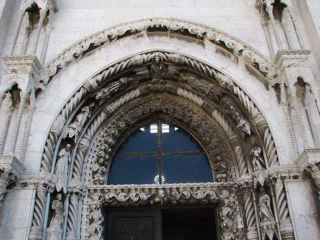 Katedra budowana przez kilku architektów w XV i XVI w. łączy w sobie elementy stylów gotyckiego i renesansowego.