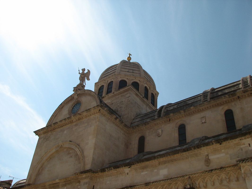 Katedra ma trzy nawy i absydy, a dach zwieńczony jest kopułą z ﬁgurą anioła na szczycie