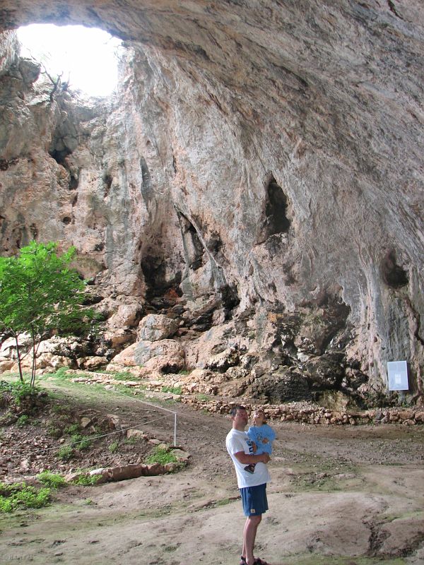 Jaskinia Vela Spila była zamieszkała od czasów górnego paleolitu (20 tys. temu) do epoki brązu