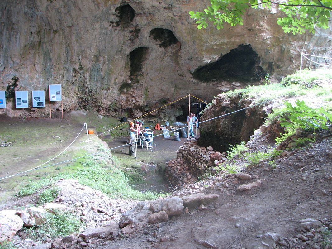 Od ponad 30 lat w jaskini prowadzone są wykopaliska archeologiczne, przynoszące wciąż nowe odkrycia