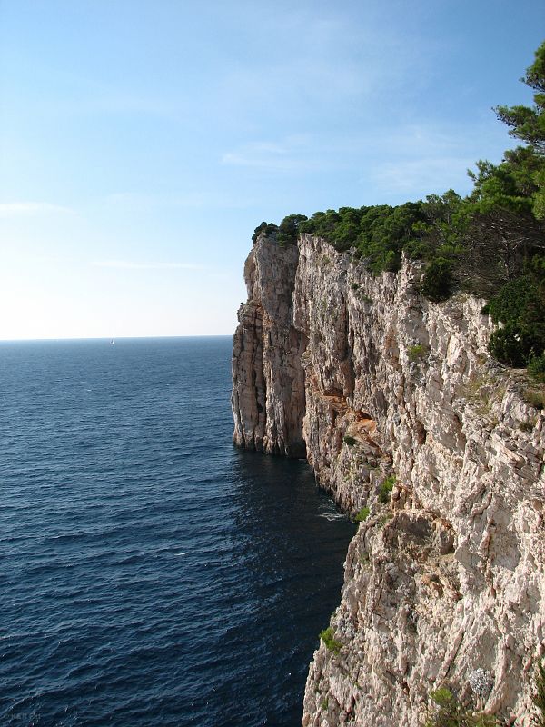 Stene (ściany) – klify od strony otwartego morza.