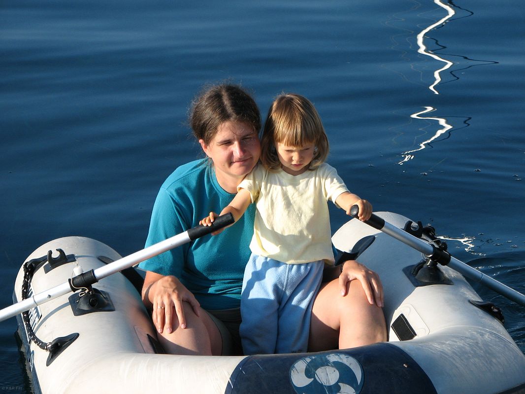 Zabawy dwulatki na jachcie – nauka wiosłowania na pontonie