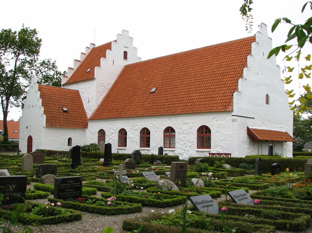 Kościół z jedynym w Danii okrągłym cmentarzem