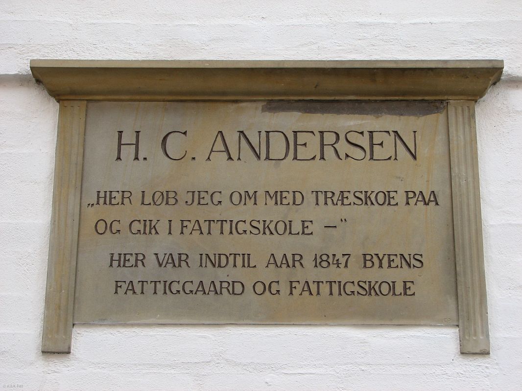 H. C. Andersen urodził się w najbiedniejszej dzielnicy Odense jako syn szewca i niepiśmiennej praczki