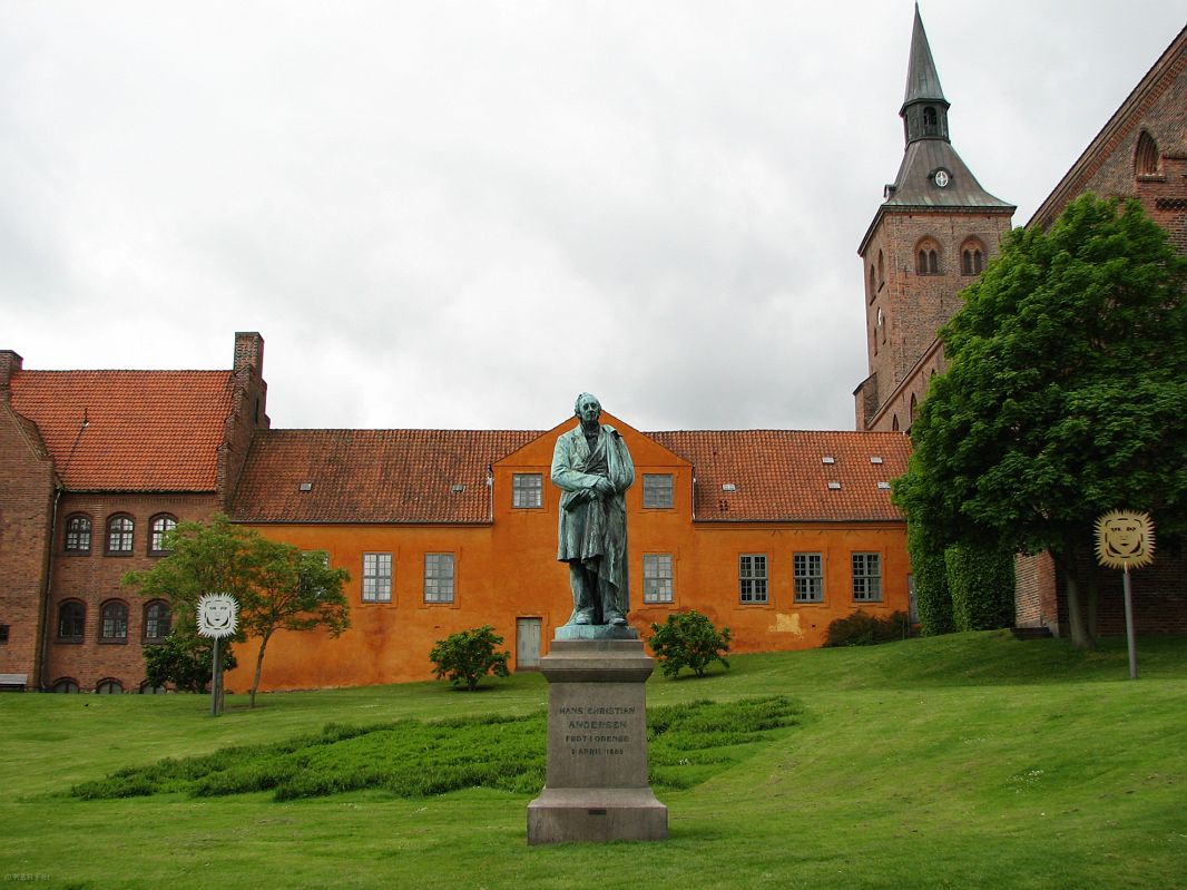 Pomnik Andersena, a w tle katedra