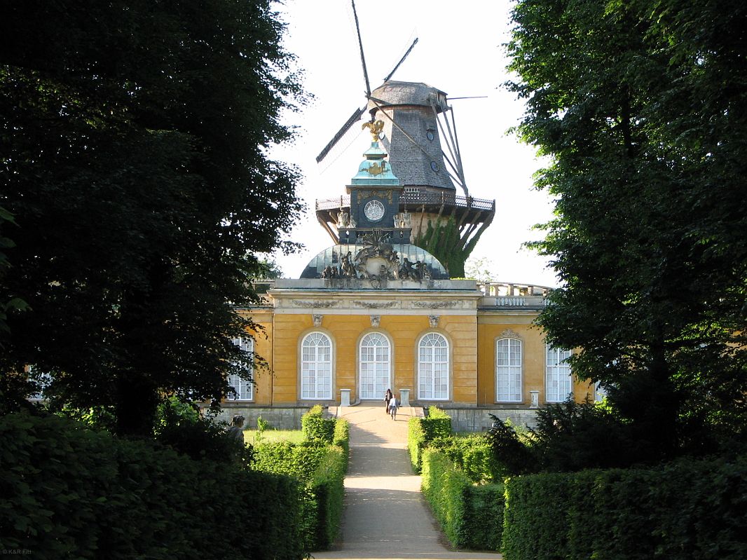 Pałac Neu Kammern ze starym wiatrakiem holenderskim