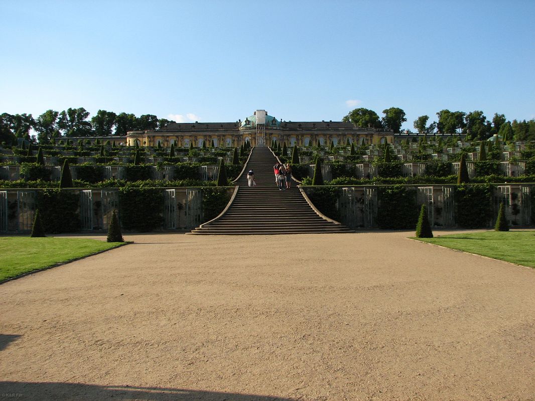 Pałac stanowi centrum kompleksu pałacowo-parkowego, powstałego w XVIII w. i rozbudowanego w XIX w.