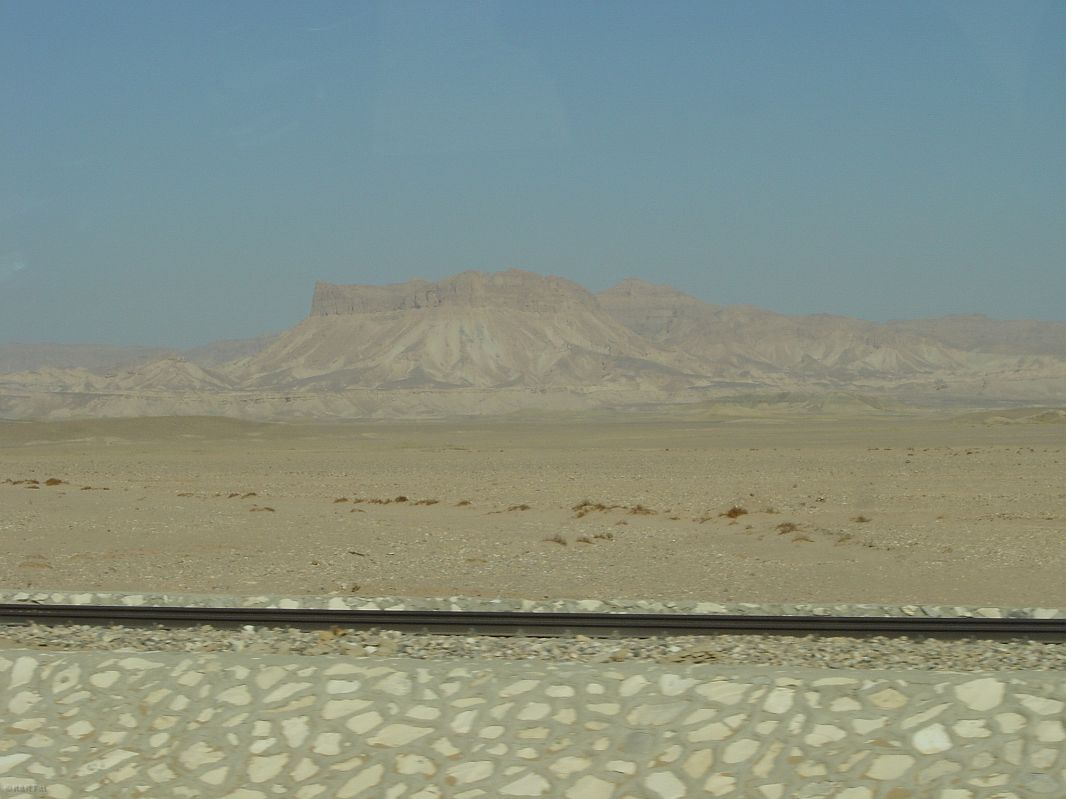 Z Hurghady do Luksoru jedzie się w konwoju autokarów przez pustynie