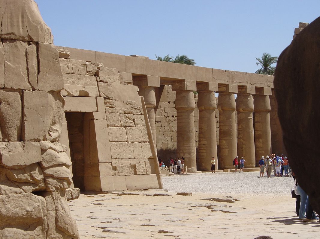 Karnak był miejscem kultu tebańskiej triady – stwórcy świata Amona, jego żony, bogini wojny Mut i ich syna Chonsu – boga księżyca
