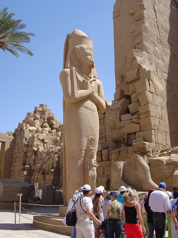 Posąg Ramzesa II wyrzeźbiony w różowym granicie