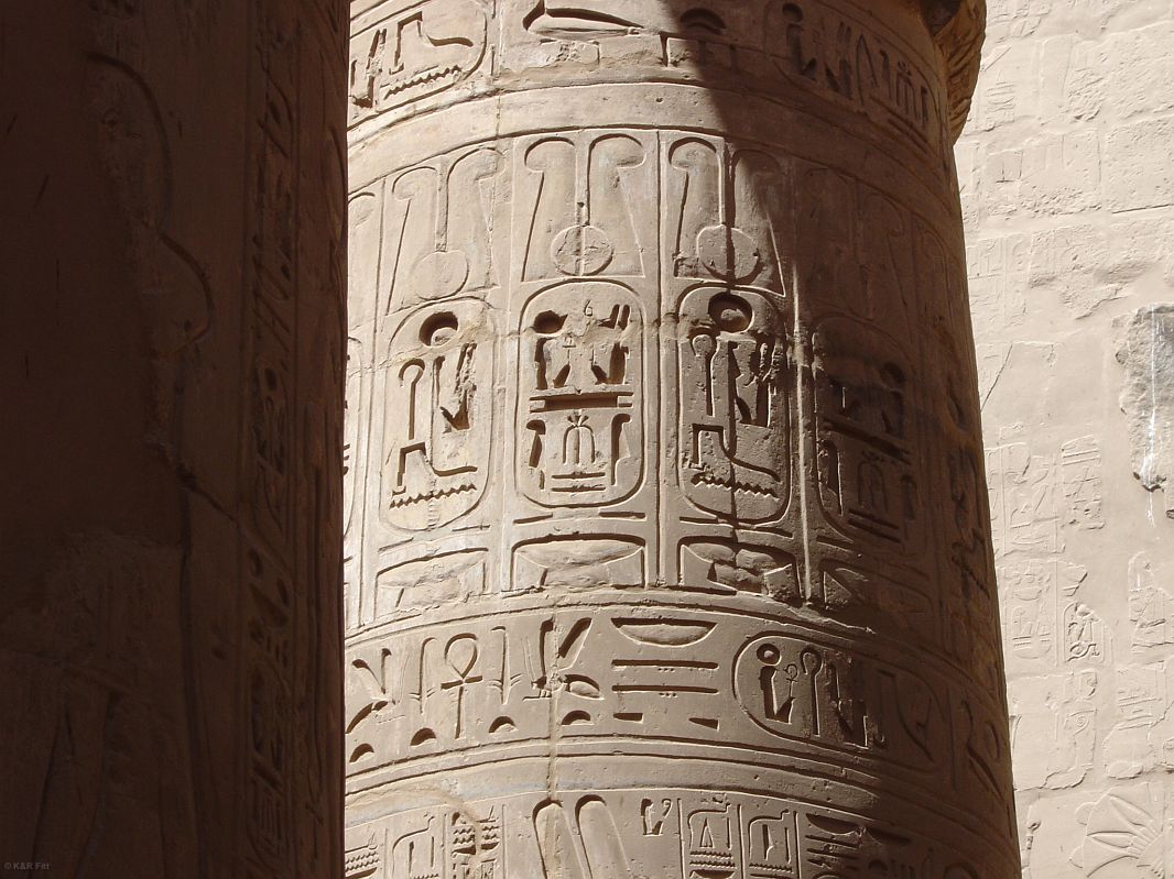 Ściany i trzony kolumn ozdobiono bogatymi reliefami