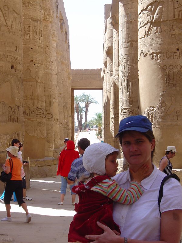 Podparta jest 134 kolumnami, najwyższe o wysokości 23 metrów zakończone są kapitelami w kształcie rozwiniętego kwiatu papirusa
