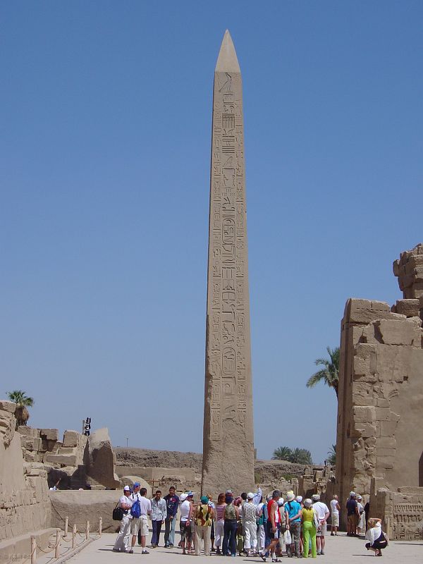 Najwyższy w Egipcie, 30 metrowy obelisk królowej Hatszepsut.