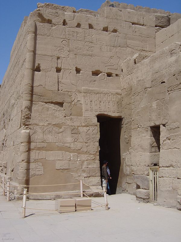 Za czwartymi pylonami znajdowały się świątynie i rezydencja faraona, zwykli obywatele nie mieli tu wstępu