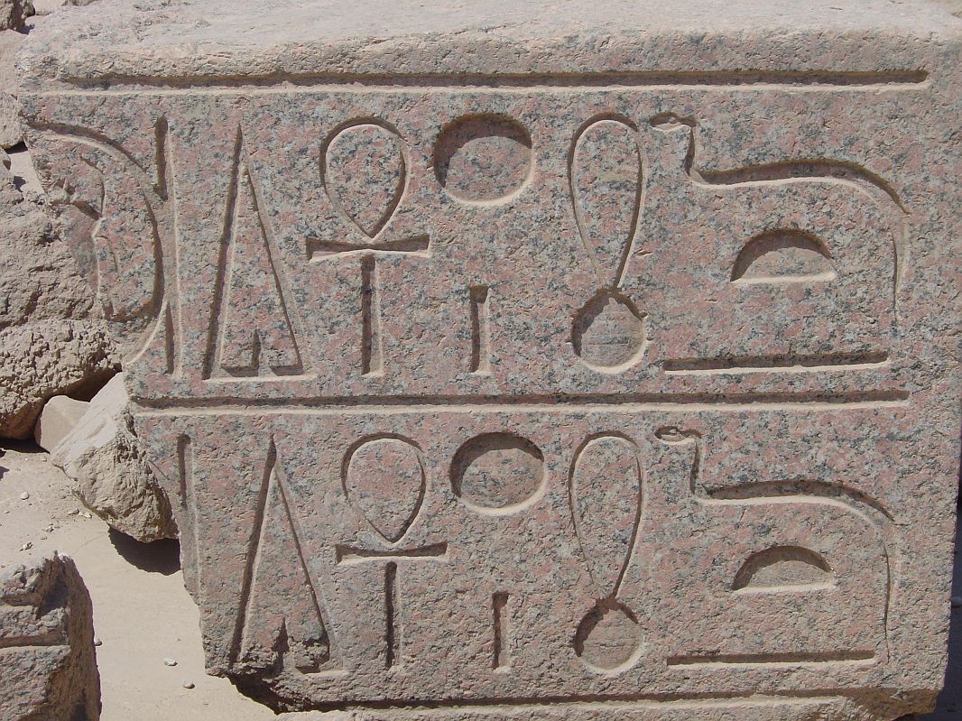 Aż do XIX w. n.e. świątynie niemal całkowicie pokrywał piach i muł z pobliskiego Nilu