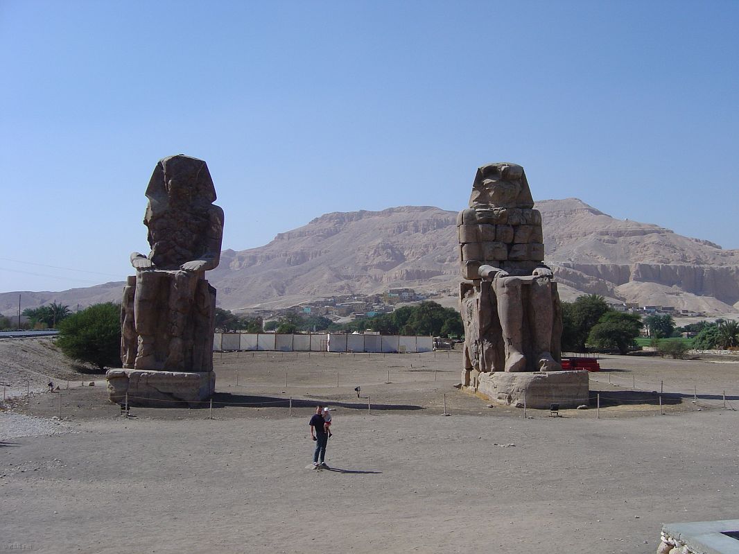 Kolosy Memnona stały u wejścia do świątyni pogrzebowej Amenhotepa III, która zawaliła się podczas trzęsienia ziemi