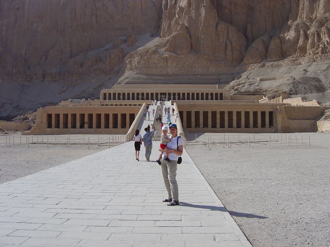 Świątynie zbudowano u stóp gigantycznej ściany skalnej w dolinie Deir el Bahari