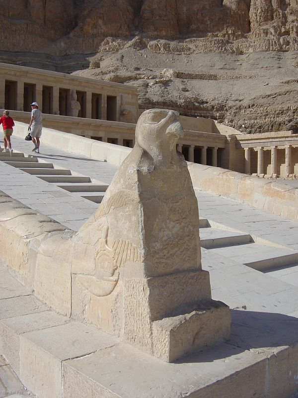 Rampy zdobione były sokołami. Droga do najniższego tarasu wiodła pomiędzy obeliskami i posągami sﬁnksów.