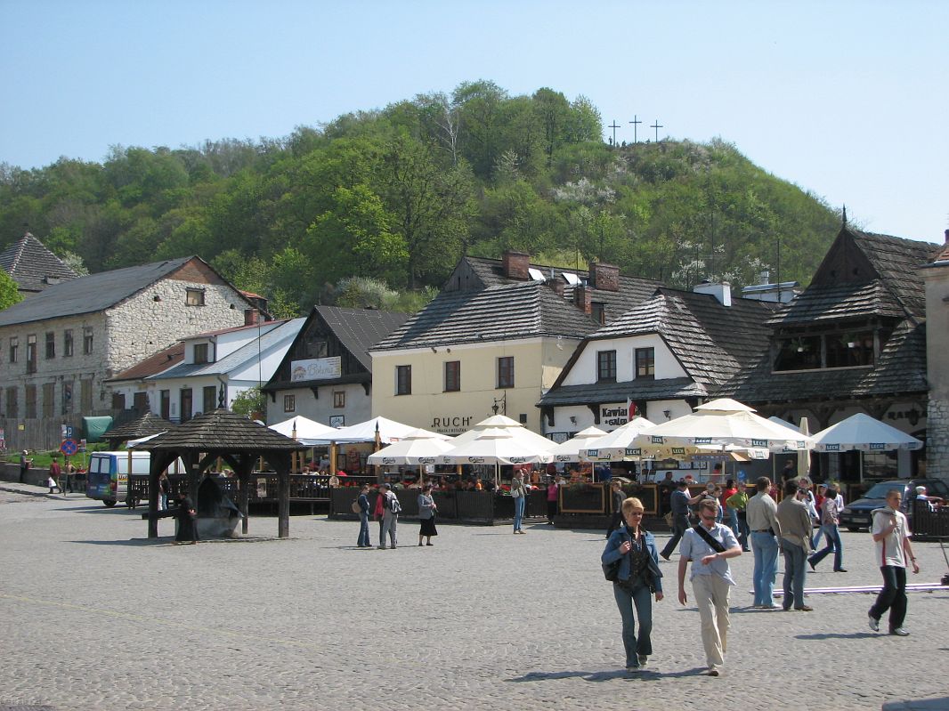 Rynek w Kazimierzu Dolnym i widok na wzgórze trzech krzyży