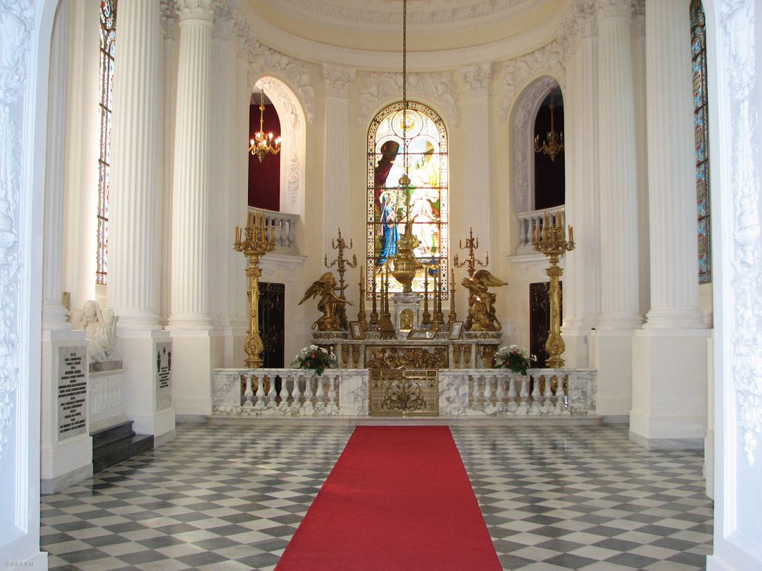 Kaplica wzorowana na wersalskiej z nagrobkiem Zoﬁi z Czartoryskich Zamojskiej.