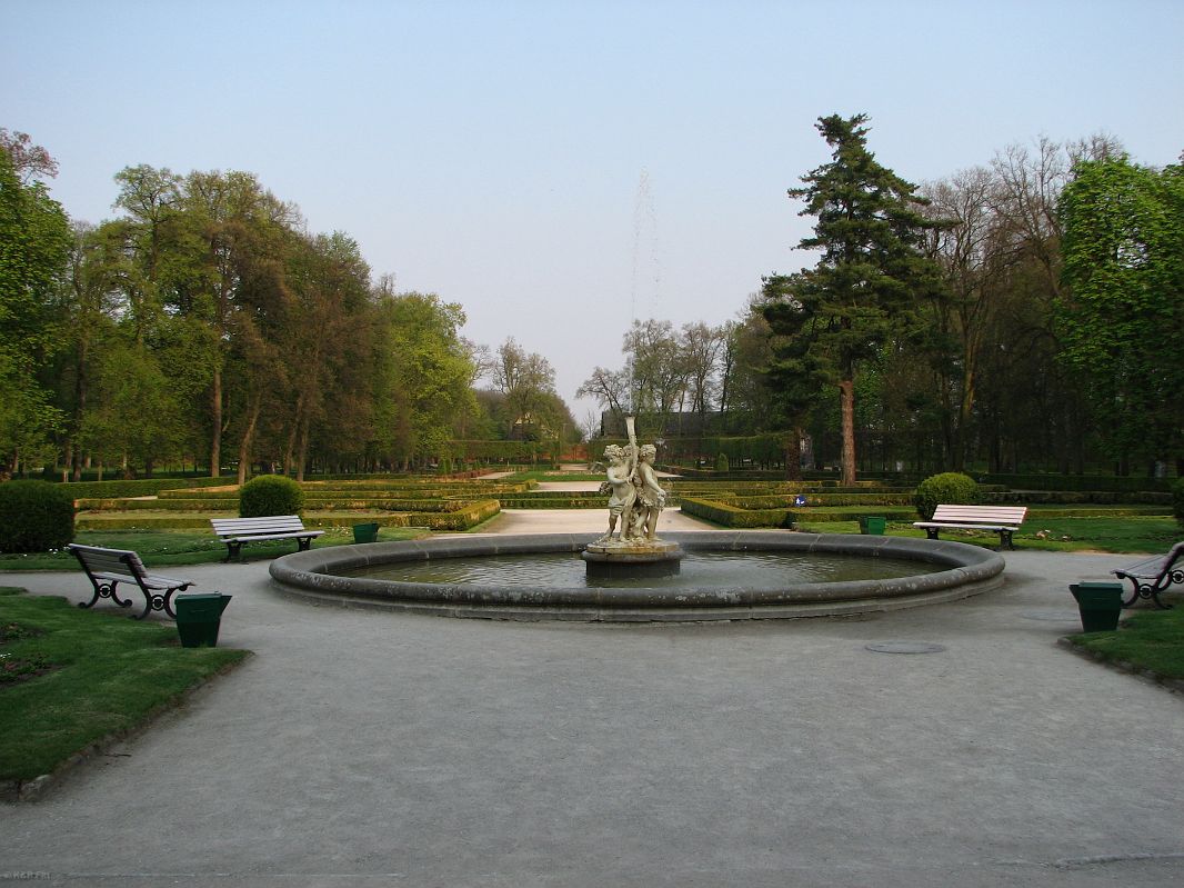 Fontanna i pałacowy park
