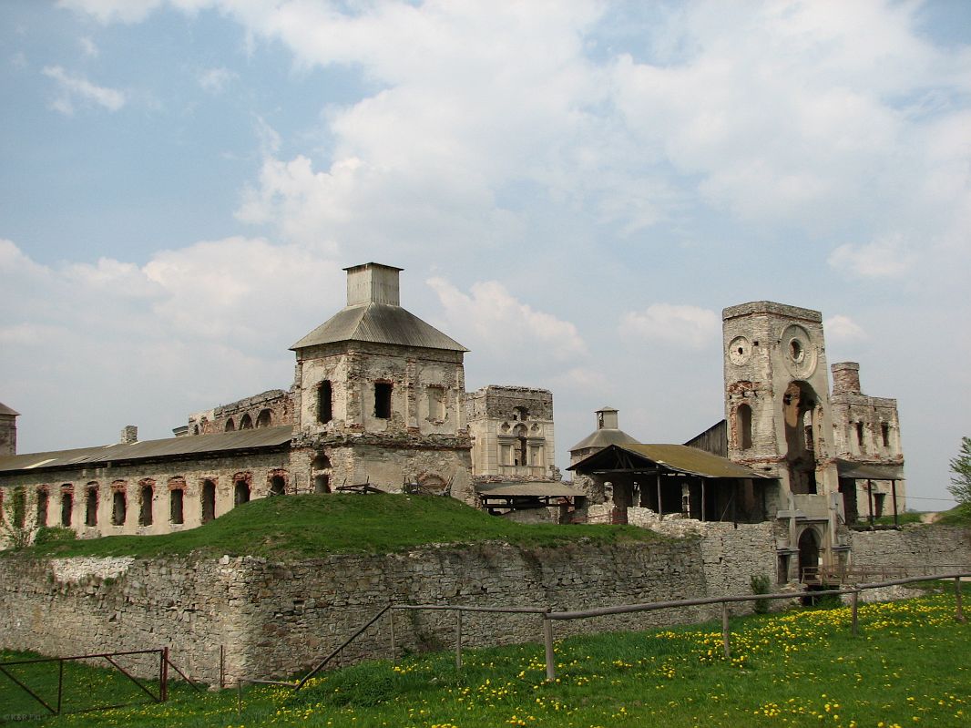 Budowany w latach 1627–1644 przez Krzysztofa Ossolińskiego. Jest to obszerny pałac w stylu włoskim typu palazzo in fortezza