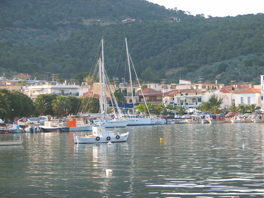 Widok miasteczka i jachtów przy nabrzeżu