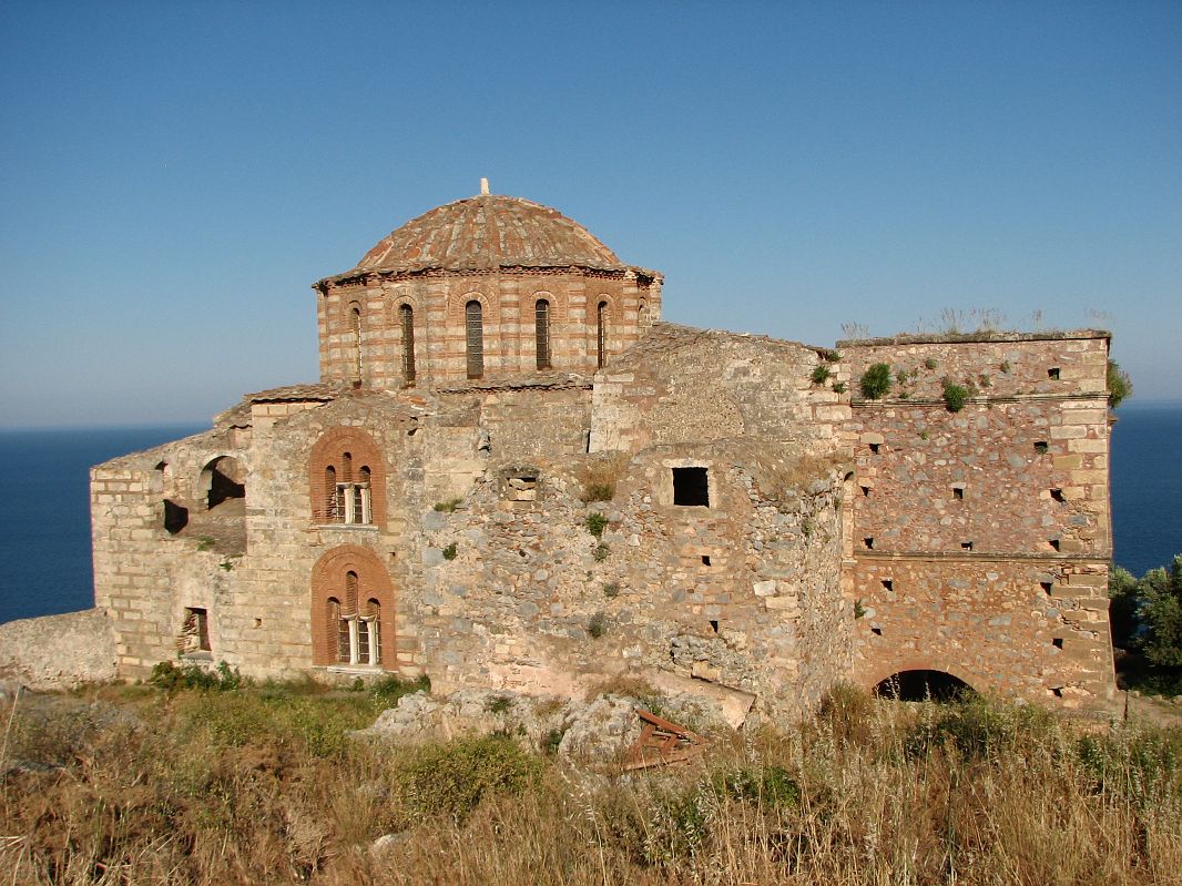 Ufundowana przez cesarza Andronikosa II świątynia jest jedynym widocznym od strony lądu budynkiem