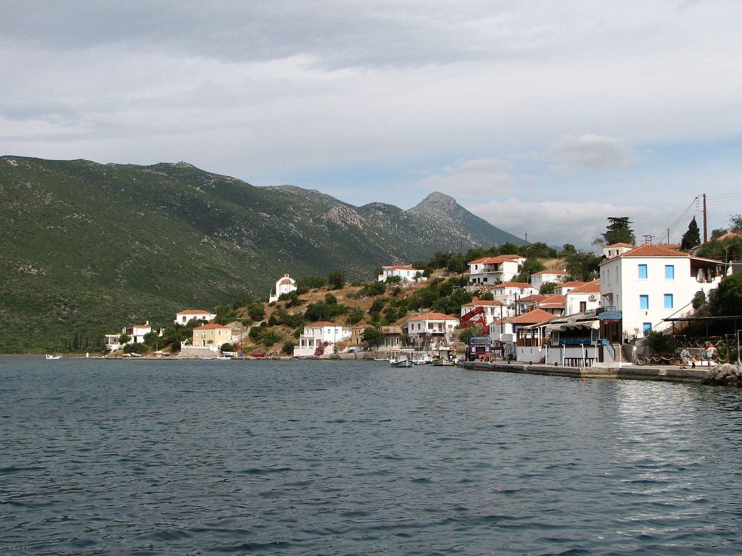 Wejście do zatoki, przy której leży wioska, jest trudno widoczne z morza.