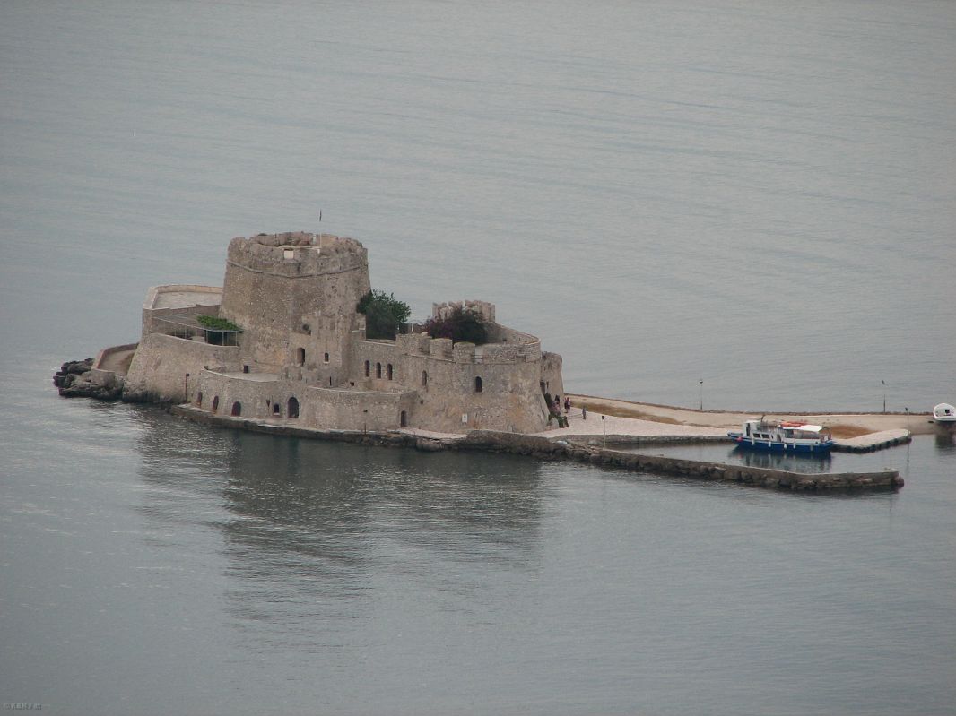Fort Bourtzi - twierdza strzegąca wejścia do portu