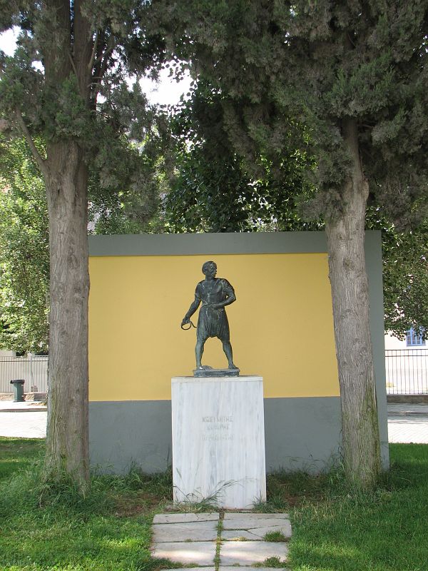 Pomnik greckiego bohatera, który wysadził turecki admiralski okręt