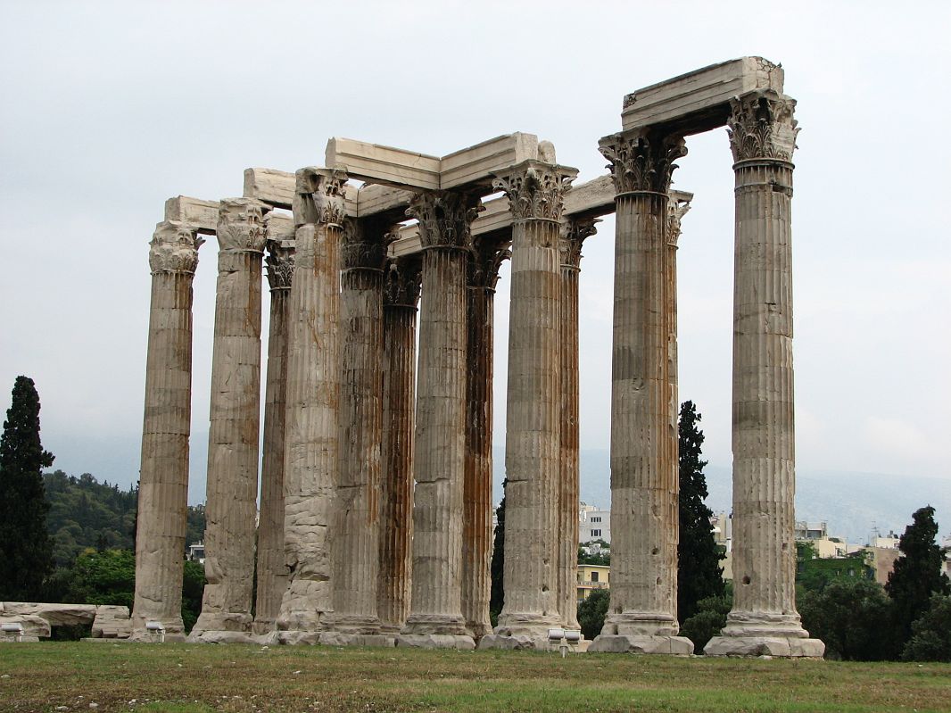 Ze 104 oryginalnych kolumn stoi do dziś jedynie kilkanaście, resztki pozostałych leżą porozrzucane.