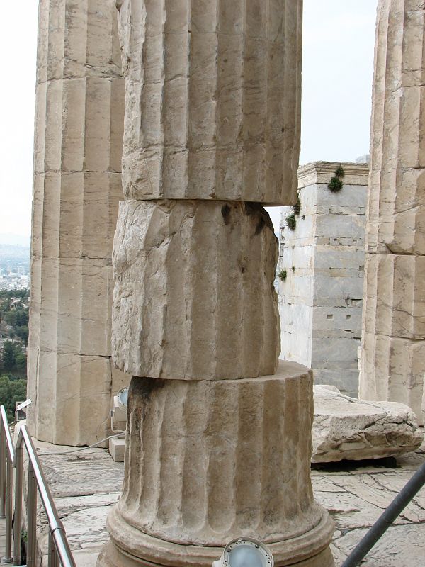 W 1975 roku rozpoczęto trwającą do dziś rekonstrukcję Partenonu