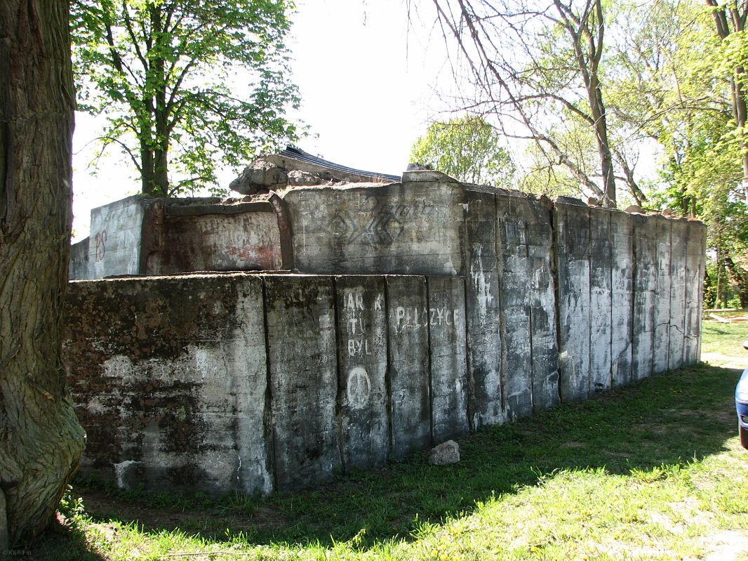 Bunkier w Boryszewie (Panzerwerk 778) – widok od strony mostu. Widać ślady maskowania bunkra (pionowe listewki) jako obiekt cywilny.