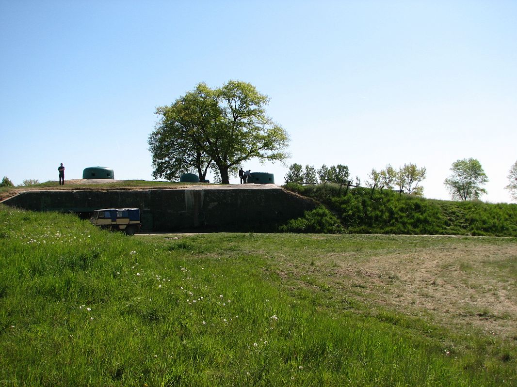 Wieże bunkra w Pniewie (Panzerwerk 717) – grupa warowna „Scharnhorst” wejście do bunkra i zapole