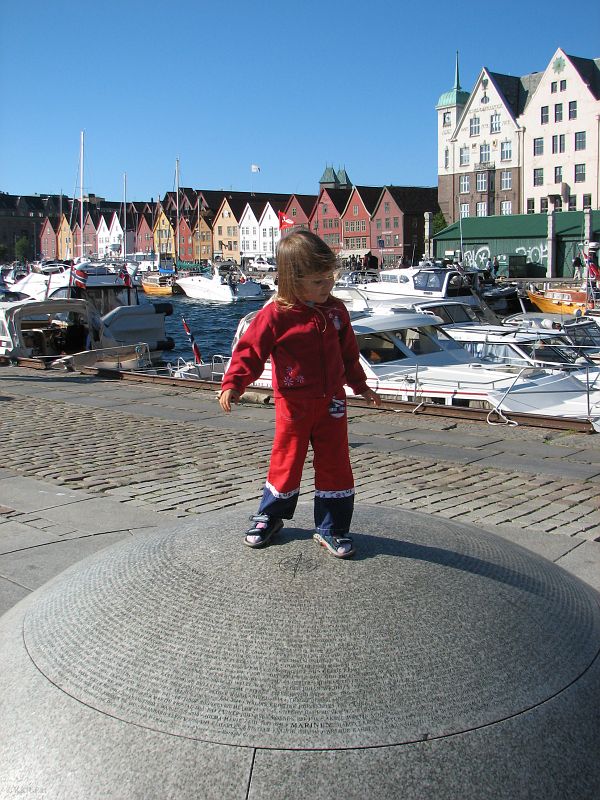 Marysia na dziwnej kuli, w tle panorama Bryggen