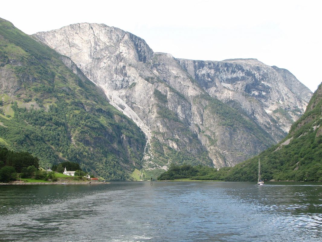 Nærøyfjord to najwęższy fjord na świecie. W najwęższym miejscu liczy 150 m, a góry wokół sięgają 1800 m.