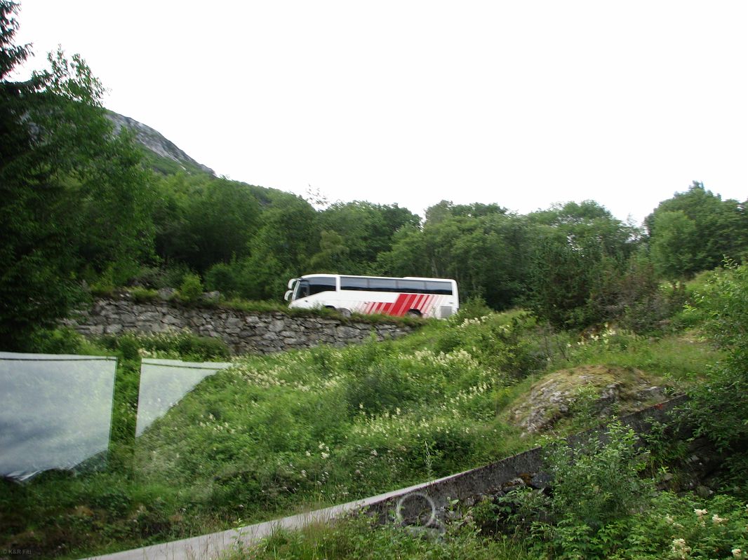 Rejs kończymy po dwóch godzinach w Gudvangen, gdzie czekają już autobusy. Niezwykle krętą drogą Stalheimskleiva, dojeżdżamy do punktu widokowego nad dolina Nærøydalen, a potem dalej do Voss.