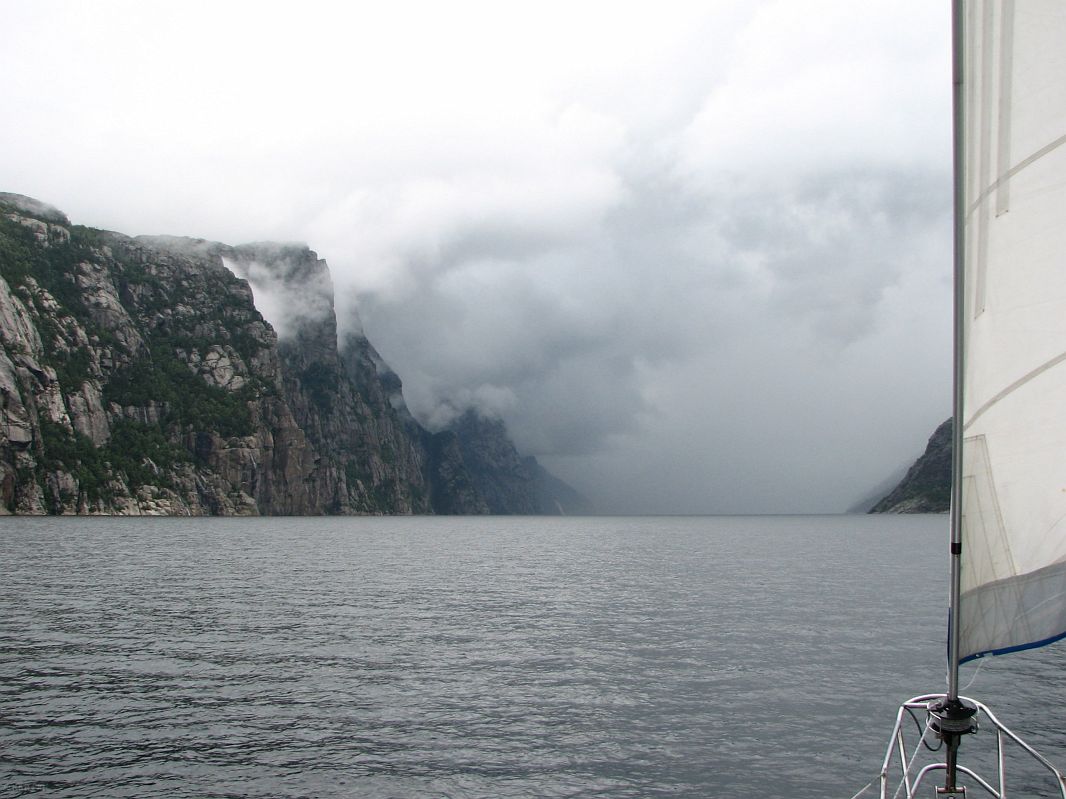 Fjord ma 42 km długości, a jego pionowe ściany wznoszą się na ponad 1000m.