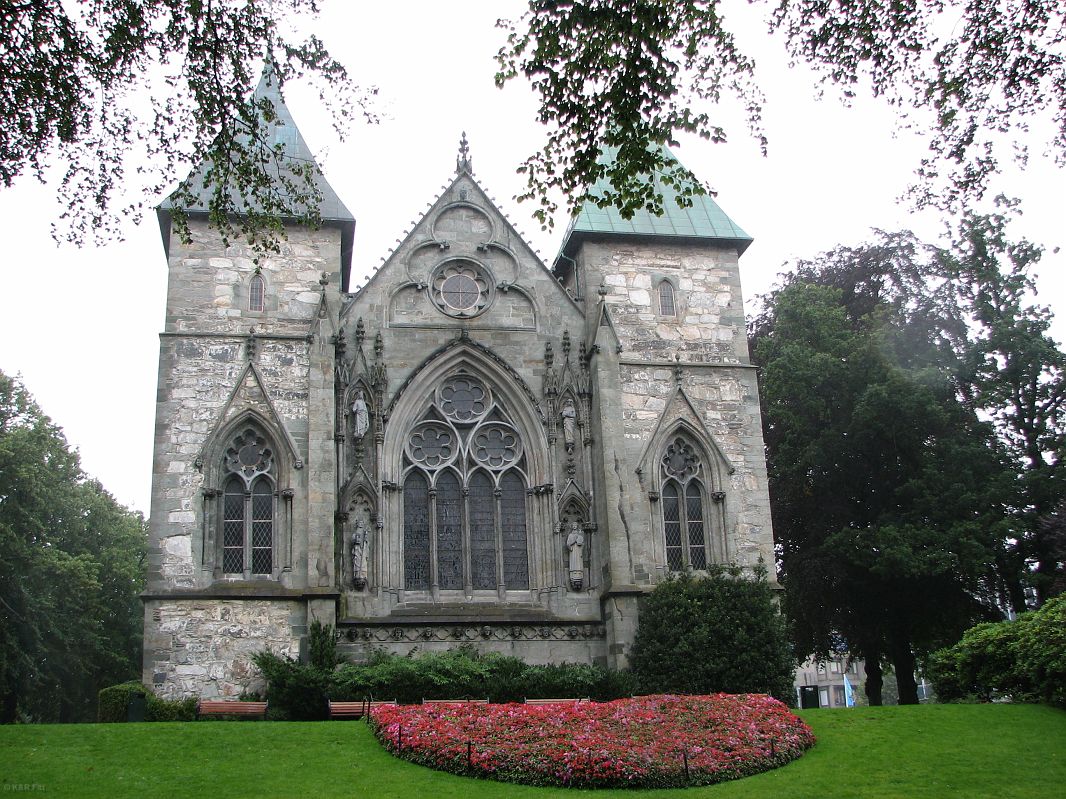 XII w. katedra zachowała pierwotne gotyckie wnętrze, dekoracje i wyposażenie