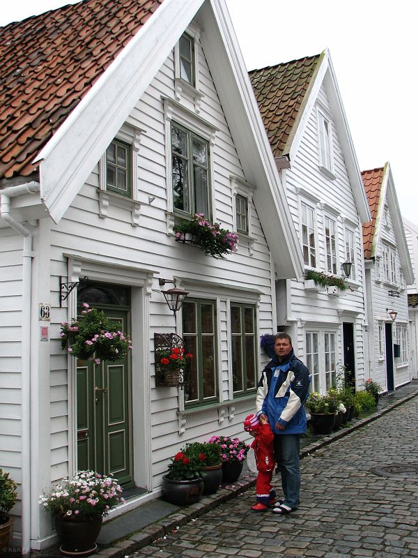 Najstarsze domy powstały 300 lat temu, większość z nich jest pomalowana na biało.