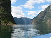 Aurlandsfjord (odnoga Sognefjordu) - tylko zieleń, szarość skał i srebrzyste strugi wodospadów