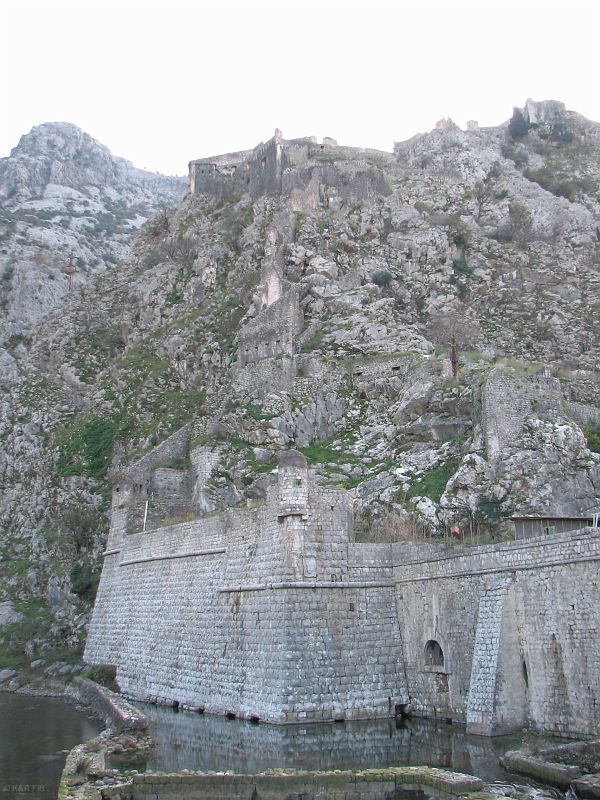 Stare miasto otaczają średniowieczne mury miejskie, które łączą się z twierdzą św. Jana stojącą na Samotnym Wzgórzu o wysokości 260 m n.p.m.