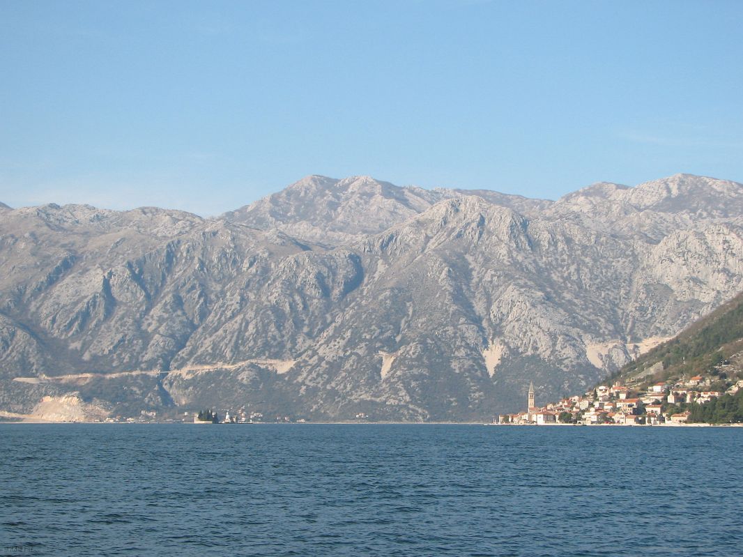 Zatoka Kotorska, widoczny Perast i dwie wyspy: św. Jerzego i Matki Boskiej na Skałach