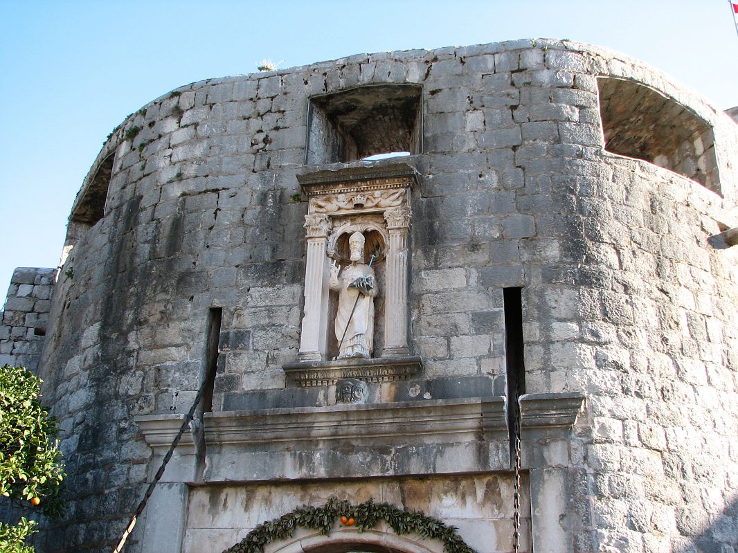 Rzeźba św. Błażeja w bramie Pile
