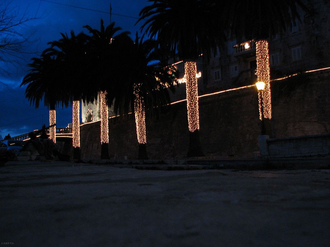 Korčula, palmy przy murach miejskich