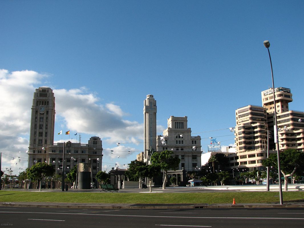 Plaza de Espania -  rynek,  na którym znajdują się  najwyższe na Wyspach Kanaryjskich dwa wieżowce, Teneryfa
