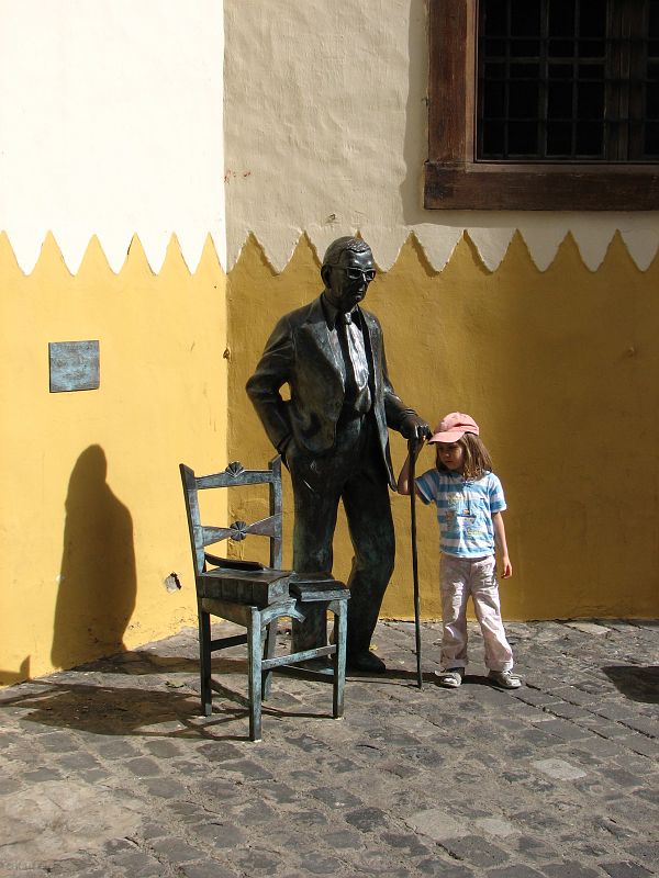 Przy pomniku malarza Néstora Martína de la Torre, Gran Canaria