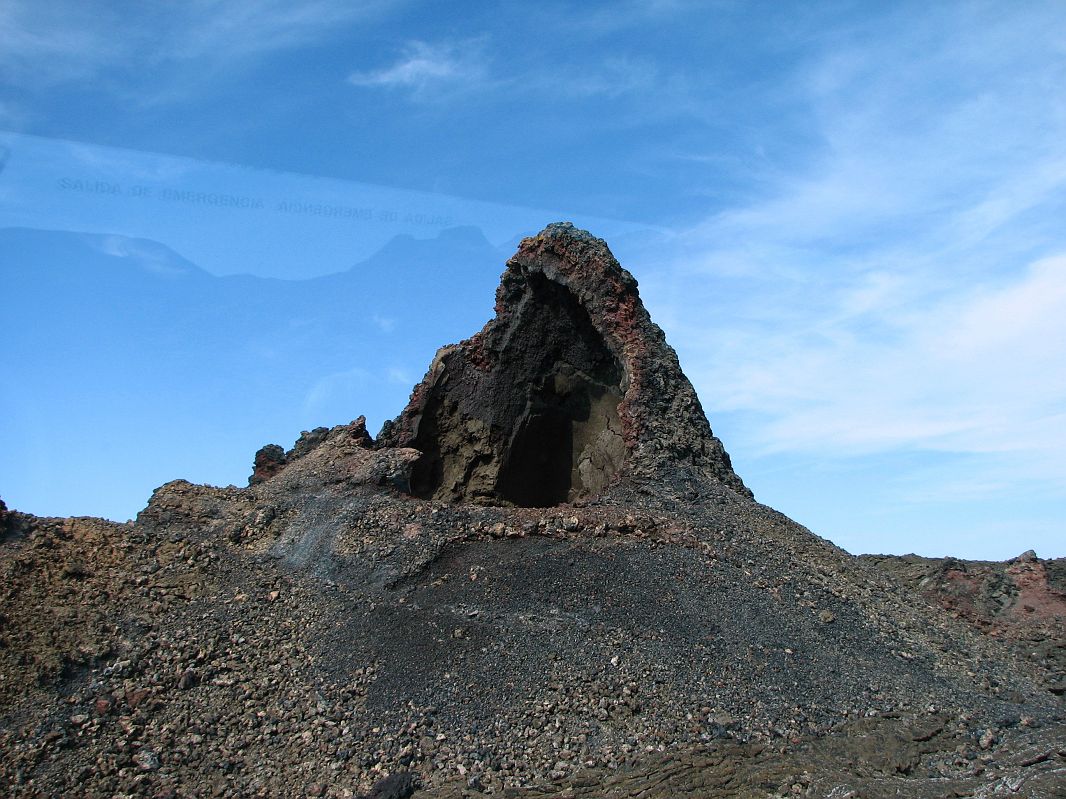 Przez 6 lat z około 300 kraterów znajdujących się na tym obszarze wypływało około 48 mln metrów sześć. lawy, Park Narodowy Timanfaya, Lanzarote
